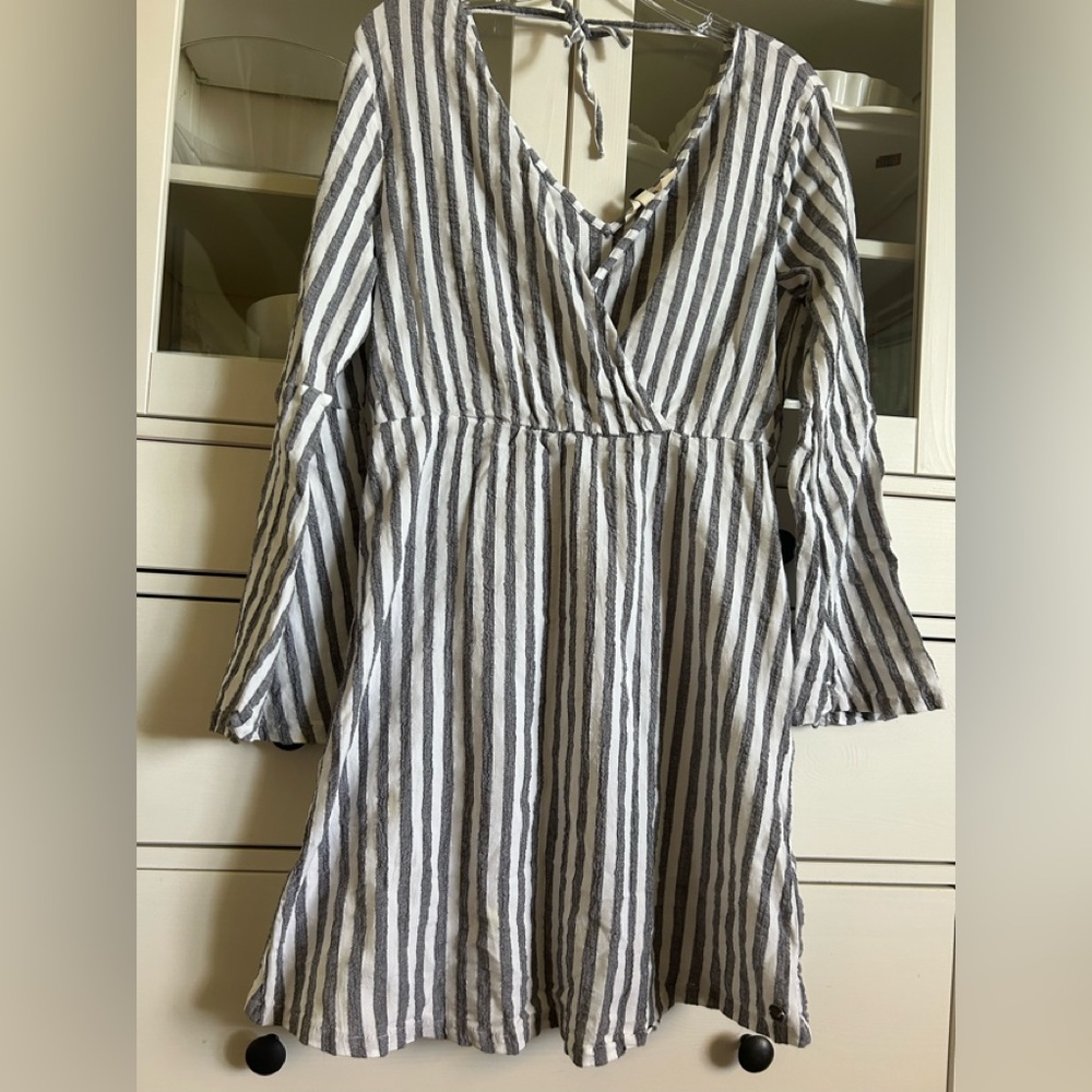 Roxy White and Gray Bell Sleeve V-Neck Midi Sundress